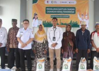 Foto bersama dalam kegiatan penyaluran bantuan oangan cadangan beras di Balai Desa Dander Kecamatan Dander, Bojonegoro.