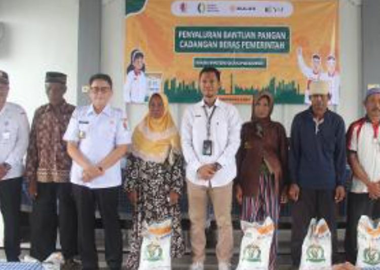 Foto bersama dalam kegiatan penyaluran bantuan oangan cadangan beras di Balai Desa Dander Kecamatan Dander, Bojonegoro.