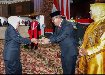 Mayjen TNI (Purn) Istu Hari Subagio mendapat ucapan selamat dari Gubernur Jatim Khofifah Indar Parawansa.