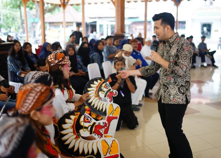 Wakil Gubernur Jatim Emil Elestianto Dardak saat di Festival Cinta Budaya 2024 di Pendopo Gedung Kesenian Cak Durasim Surabaya.