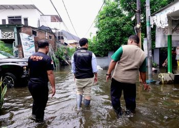 Wakil Gubernur Jawa Timur Emil Elestianto Dardak saat meninjau lokasi banjir di Kecamatan Waru, Sidoarjo.