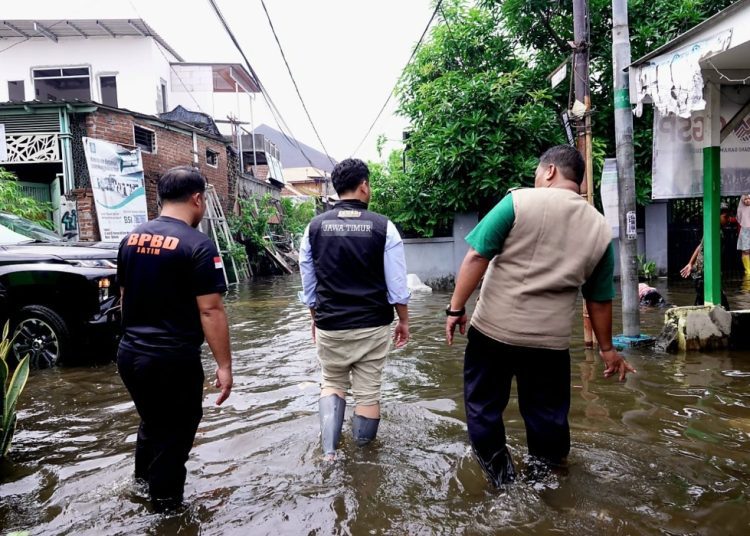 Wakil Gubernur Jawa Timur Emil Elestianto Dardak saat meninjau lokasi banjir di Kecamatan Waru, Sidoarjo.
