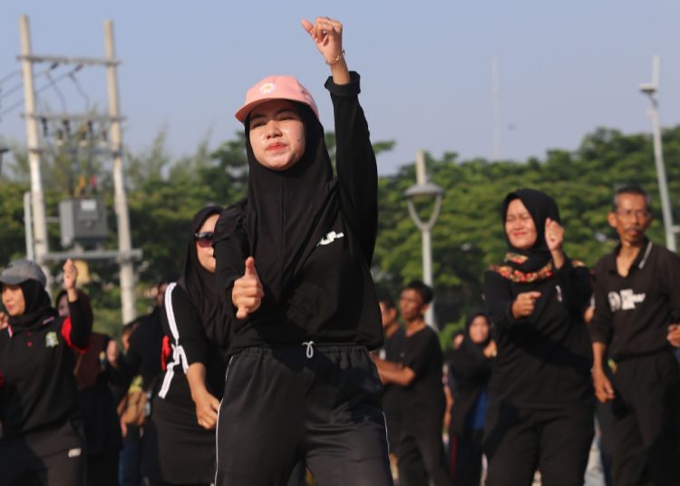 Senam bersama yang diikuti anggota KPPS dan PPS jelang Pemilu 2024.