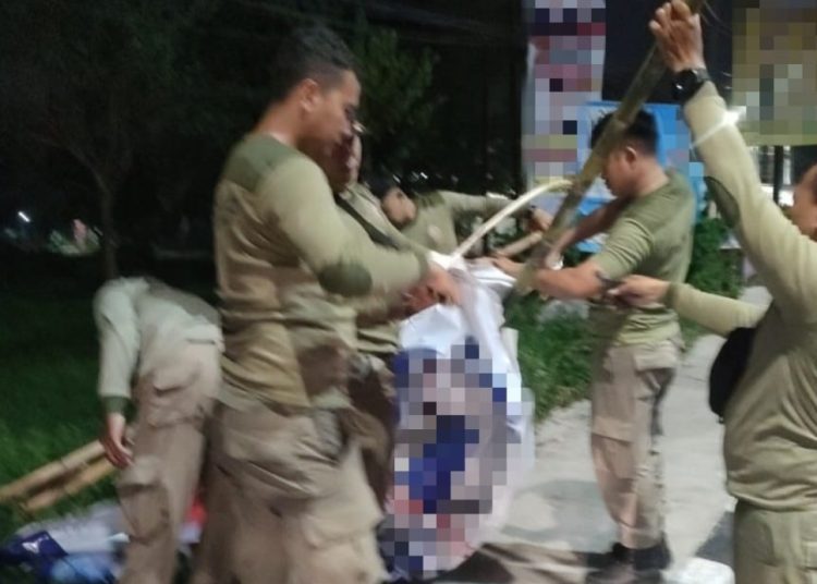 Foto ilustrasi penertiban alat peraga kampanye. Pada masa tenang Pemilu 2024 nanti, penertiban yang sama bakal dilakukan Satpol PP bersama Panitia Pengawas Pemilu.