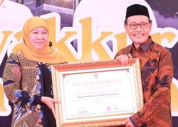 Ketua Umum MUI Provinsi Jawa Timur KH. Moh. Hasan Mutawakkil Alallah memberikan penghargaan kepada Gubernur Jatim Khofifah Indar Parawansa.