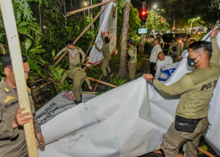 Penertiban alat peraga kampanye yang dilaksanakan Satpol PP, Bawaslu dan KPU Surabaya.