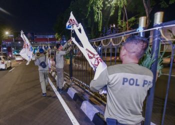 Penertiban alat peraga kampanye oleh Satpol PP, Bawaslu dan KPU Surabaya.
