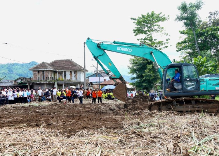 Launching pembangunan hunian relokasi untuk korban terdampak banjir bandang di Desa Kalibaru, Banyuwangi.