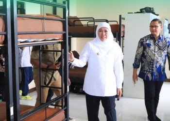 Gubernur Jawa Timur Khofifah Indar Parawansa saat meresmikan Wisma Aryasatya SMAN 2 Taruna Bhayangkara Banyuwangi serta tiga asrama dan ruang makan SMAN 1 Taruna Madani Pasurua.