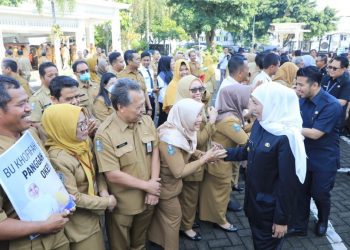 Gubernur Jawa Timur Khofifah Indar Parawansa dan Wagub Jatim Emil Elestianto Dardak berpamitan kepada ASN Pemprov Jatim.