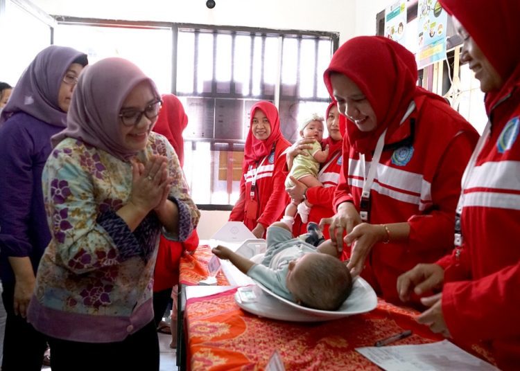 Foto ilustrasi, Ketua TP PKK Surabaya Rini Indriyani dalam salah satu kegiatan penanganan pencegahan stunting.