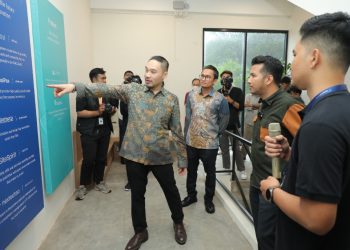 Wagub Jatim Emil Elestianto Dardak meninjau gedung Digital Coding Factory di Kawasan Ekonomi Khusus Singhasari Malang.