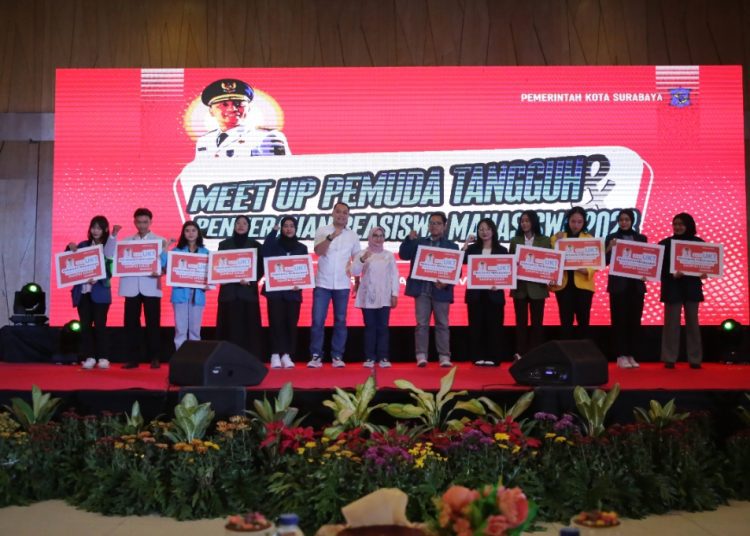 Penyerahan beasiswa Pemuda Tangguh untuk para mahasiswa asal Surabaya. Beasiswa ini mengutamakan bagi mereka yang berasal dari keluarga miskin, sehingga bisa digunakan untuk melanjutkan pendidikannya.