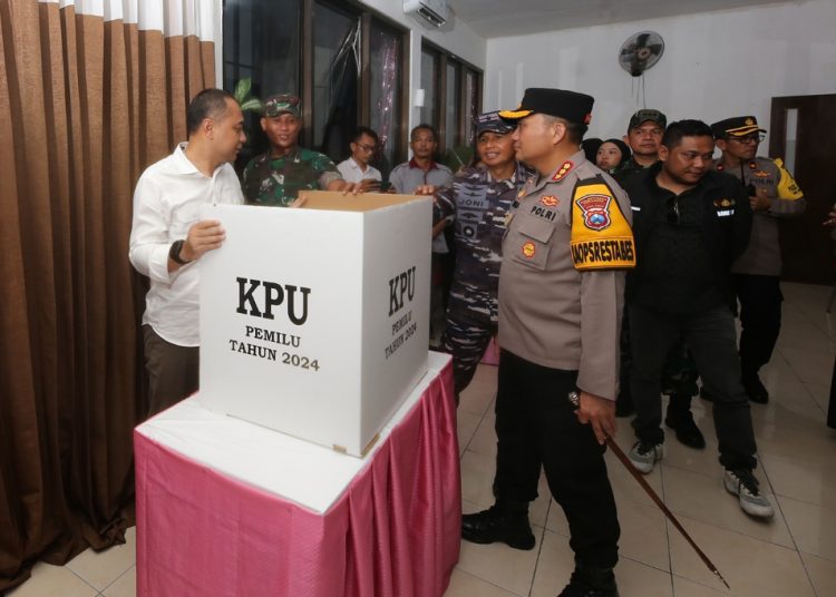 Wali Kota Surabaya Eri Cahyadi bersama Forkopimda saat meninjau TPS Pemilu 2024.