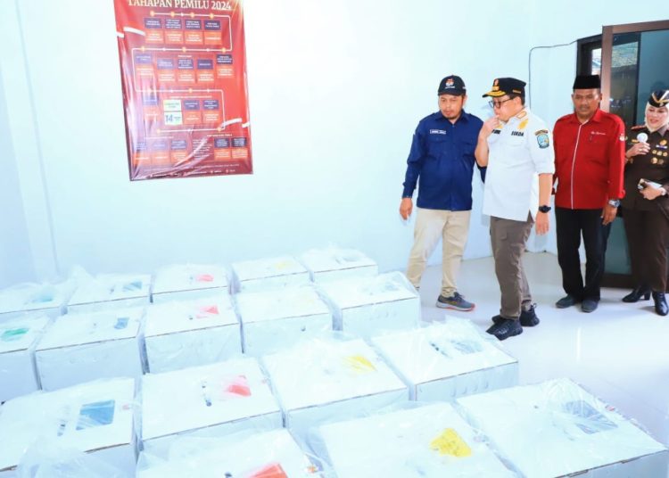 Plh Gubernur Jawa Timur Adhy Karyono bersama jajaran Forkopimda Jatim meninjau logistik Pemilu 2024.