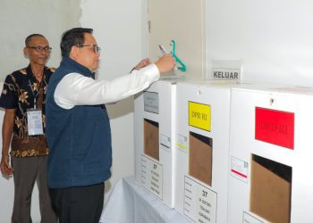 Plh Gubernur Jawa Timur Adhy Karyono menyalurkan hak pilihnya di TPS 37 Kelurahan Dr Soetomo Kecamatan Tegalsari, Surabaya.