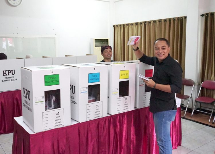 Wali Kota Surabaya Eri Cahyadi memasukkan surat suara di TPS 35 di Jalan Ketintang Permai BF11, Gedung Balai Diklat Baitul Haq, Kecamatan Jambangan.