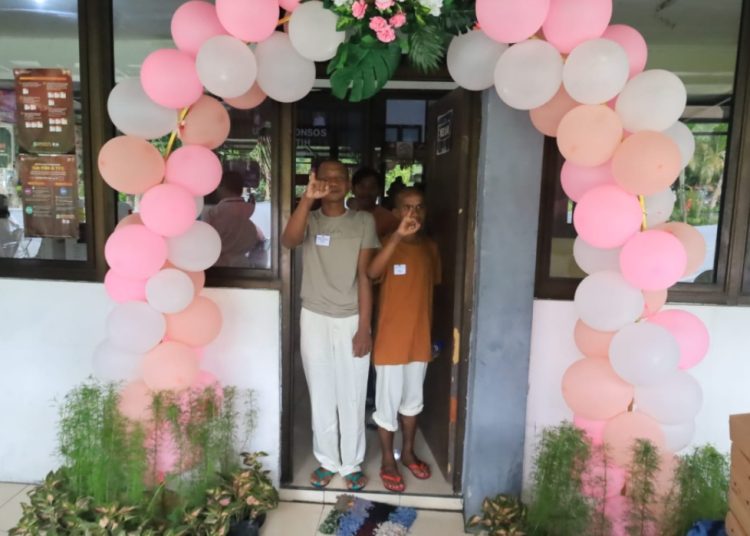 Dekorasi TPS di Liponsos Keputih yang didesain dengan balon karena momen Pemilu 2024 bertepatan dengan Hari Valentine.