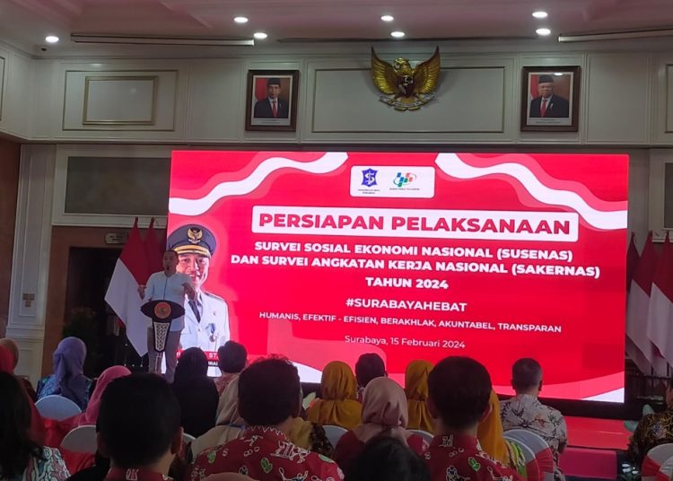 Acara pelepasan petugas Susenas dan Sakernas Semester I Tahun 2024, di lobi lantai 2 Balai Kota Surabaya.