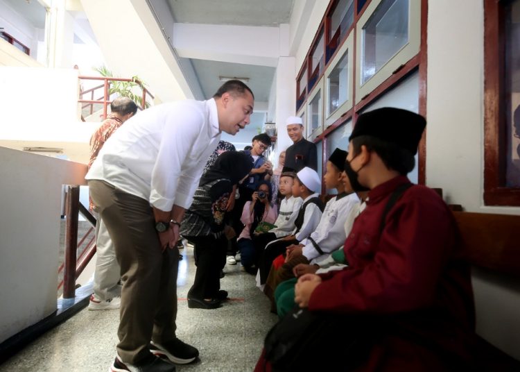 Wali Kota Surabaya Eri Cahyadi berdialog dengan siswa yang bakal mengikuti seleksi penghafal kitab suci di SMP 17 Agustus 1945 Surabaya.