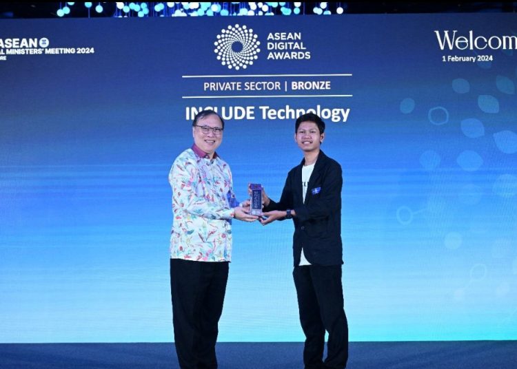CEO INCLUDE Technology Singgih Ardiansyah menyerahkan penghargaan Bronze Winner kategori Private Sector pada ASEAN Digital Award 2024.
