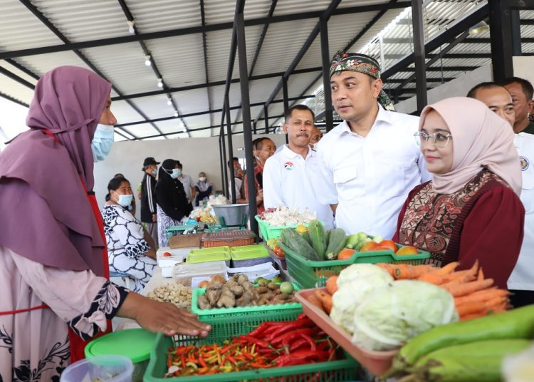 Wali Kota Surabaya Eri Cahyadi bersama istri, Rini Indriyani berdialog dengan pedagang. Pada bulan Januari 2024, di Surabaya deflasi 0,26 persen, dan ini merupakan inflasi Surabaya terendah selama 5 tahun.