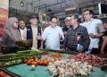 Pj Gubernur Jatim Adhy Karyono saat meninjau pasokan komoditi dan harga bahan pokok di Pasar Tambahrejo Surabaya.