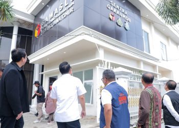 Pj Gubernur Jawa Timur Adhy Karyono meninjau gedung kantor baru Badan Pengawas Pemilu Provinsi Jawa Timur.