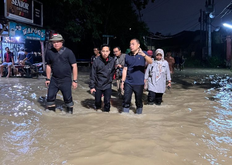 Wali Kota Surabaya Eri Cahyadi saat mengecek banjir di beberapa lokasi di Surabaya.