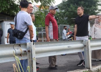 Wali Kota Surabaya Eri Cahyadi saat meninjau kawasan Jalan Tengger Raya, Benowo.