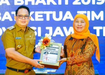 Pj Gubernur Jawa Timur Adhy Karyono bersama Gubernur Jawa Timur periode 2019-2024 Khofifah Indar Parawansa.