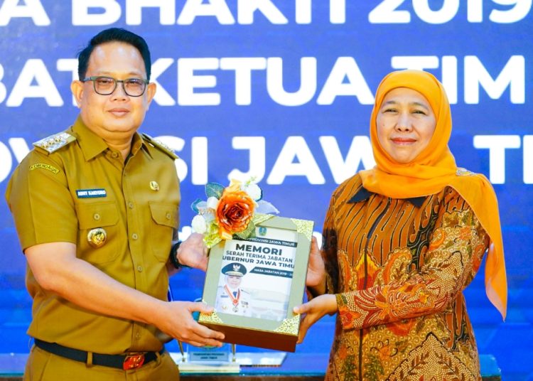 Pj Gubernur Jawa Timur Adhy Karyono bersama Gubernur Jawa Timur periode 2019-2024 Khofifah Indar Parawansa.
