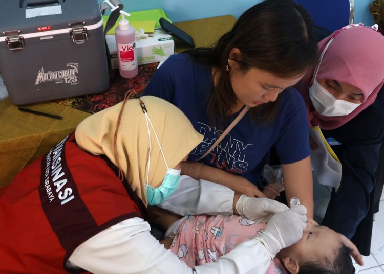 Salah satu pelaksanaan Sub PIN Polio Putaran Kedua di Surabaya.