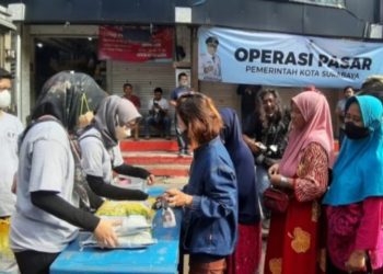 Salah satu operasi pasar yang dilakukan untuk menstabilkan harga bahan pokok.