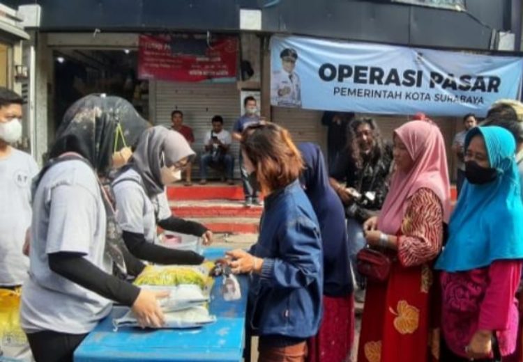 Salah satu operasi pasar yang dilakukan untuk menstabilkan harga bahan pokok.