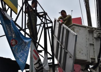 Salah satu reklame yang ditertibkan oleh Satpol PP Surabaya.