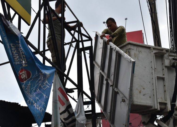 Salah satu reklame yang ditertibkan oleh Satpol PP Surabaya.