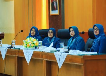 Rapat bersama sejumlah pengurus PKK Jatim di kantor TP PKK Jatim.
