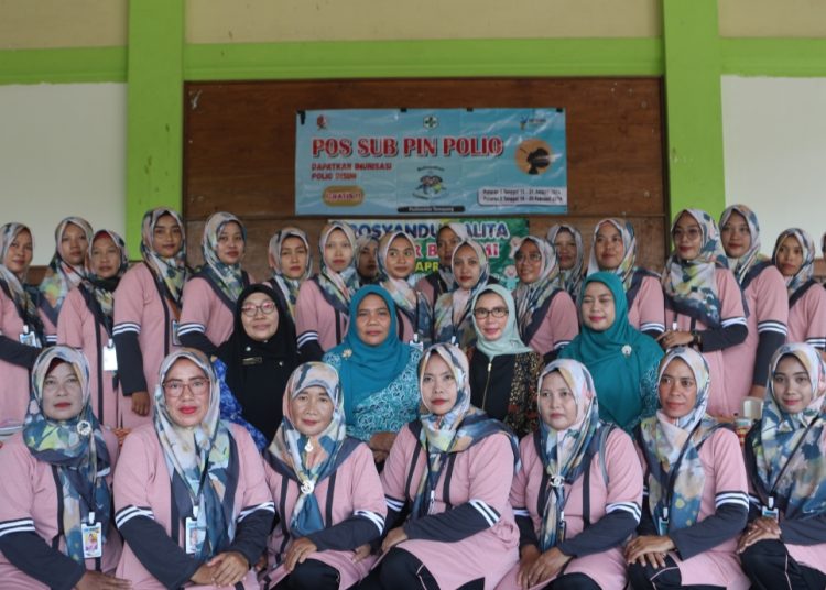 Foto bersama Ketua Tim Penggerak PKK Kabupaten Bojonegoro Dian Adiyanti Adriyanto di sela mengunjungi pelaksanaan Sub PIN Polio putaran kedua di Posyandu Mawar Desa Papringan Kecamatan Temayang.