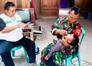 Babinsa Kodim 0813 Bojonegoro melaksanakan pendampingan Sub Pekan Imunisasi Nasional Polio putaran kedua.