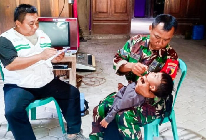 Babinsa Kodim 0813 Bojonegoro melaksanakan pendampingan Sub Pekan Imunisasi Nasional Polio putaran kedua.