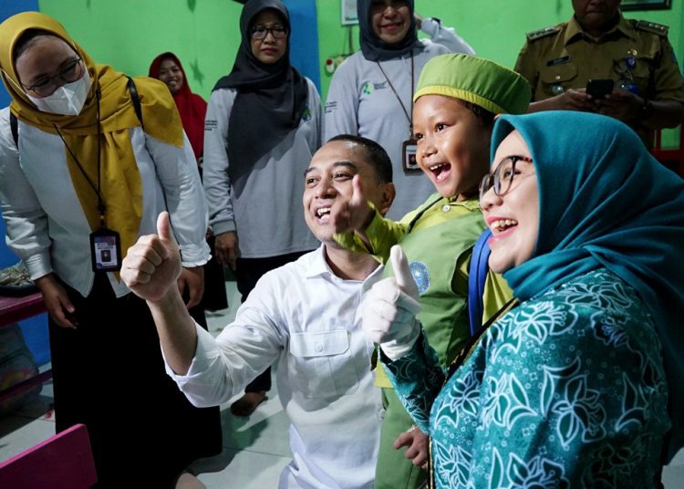Wali Kota Surabaya Eri Cahyadi bersama Ketua PKK Surabaya Rini Indriyani di sela meninjau Sub Pekan Imunisasi Nasional polio putaran kedua di TK dan SD Almanar, Jalan Pakal Madya.