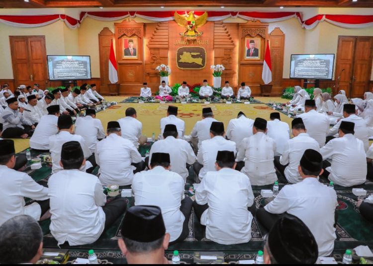 Istighosah dan doa bersama yang dilaksanakan di gedung Negara Grahadi.
