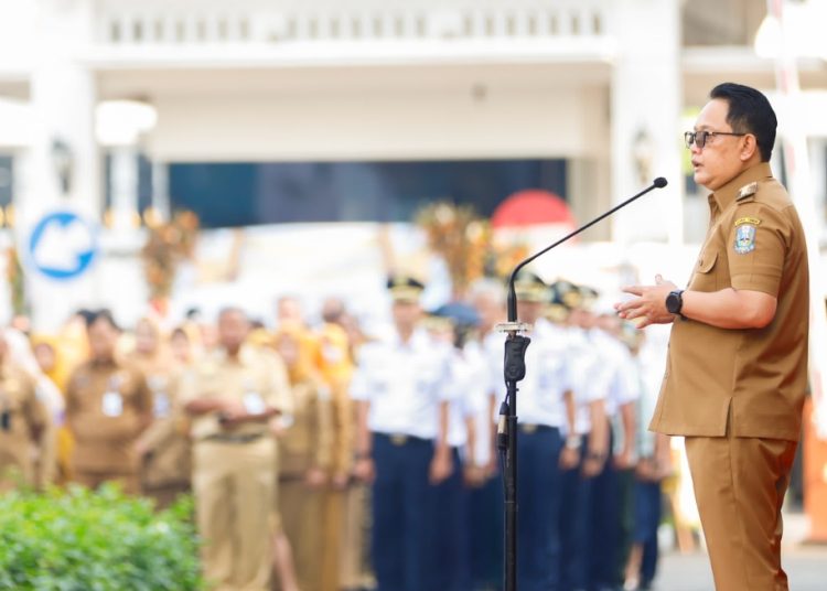 Pj Gubernur Jawa Timur Adhy Karyono saat memimpin apel ASN di lingkungan Sekretariat Daerah, Bappeda, BPKAD, DPMPTSP, dan Sekretariat DPRD di halaman kantor Sekretariat Daerah Provinsi atim.