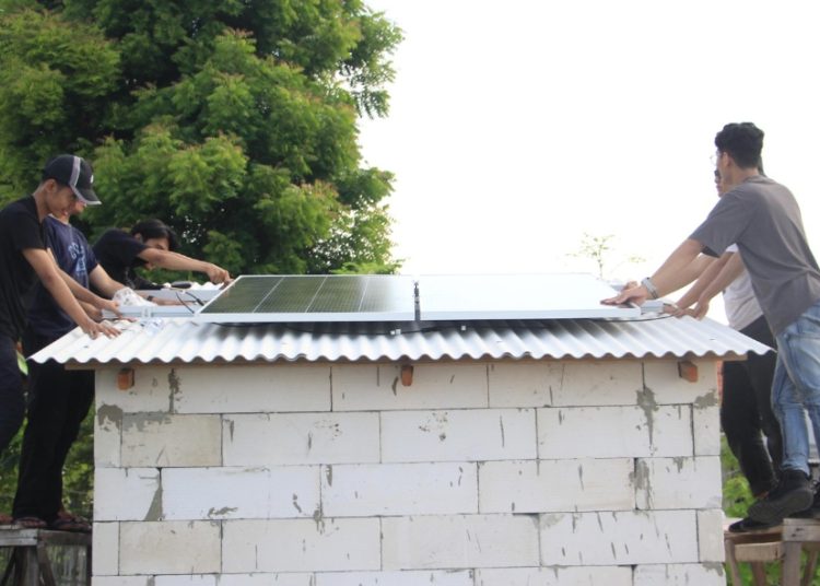 Pemasangan panel surya yang digunakan untuk mengonversi cahaya matahari menjadi listrik.