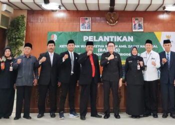 Pj Bupati Bojonegoro Adriyanto berfoto bersama dengan beberapa pengurus Badan Amil Zakat Nasional Kabupaten Bojonegoro periode 2023-2028.