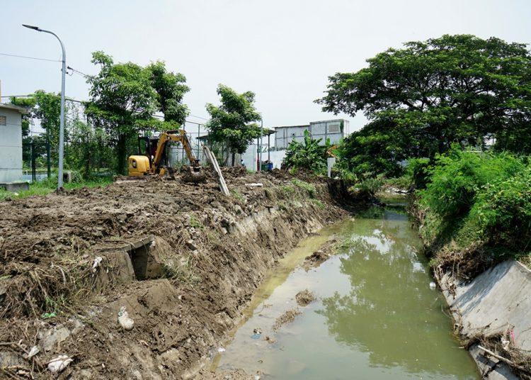 Upaya penanganan banjir yang dilakukan Pemkot Surabaya.