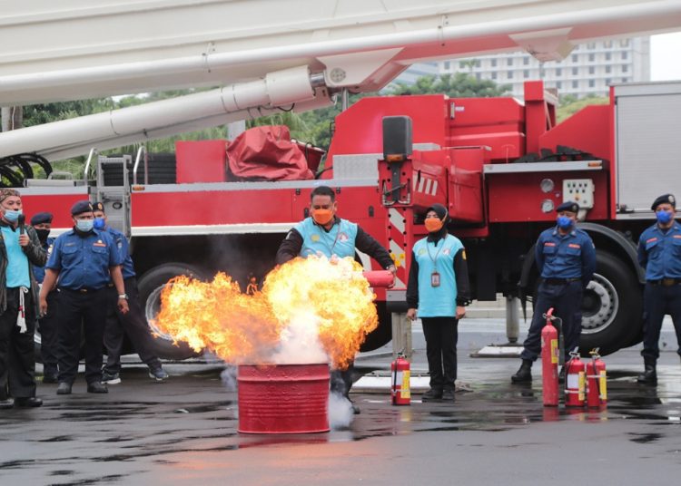 Foto ilustrasi demo memadamkan api di Balai Kota Surabaya.