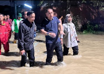 Wali Kota Surabaya Eri Cahyadi saat meninjau banjir di kawasan Surabaya barat.