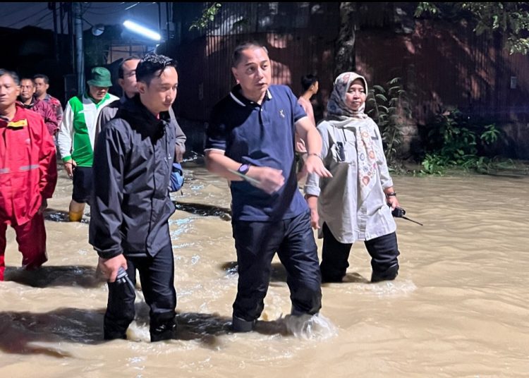 Wali Kota Surabaya Eri Cahyadi saat meninjau banjir di kawasan Surabaya barat.